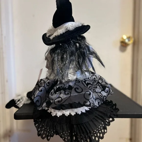 Sitting Witch - Picture 7 of 10